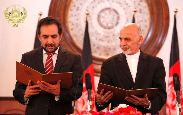  جریان مراسم تحلیف آقای مسعود (چپ) به عنوان نماینده فوق العادهء رئیس جمهور افغانستان در امور اصلاحات و حکومتداری خوب