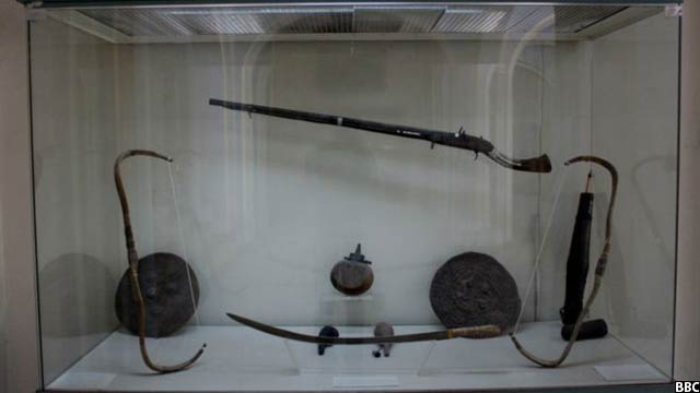 تیر و کمان، شمشیر، سپر و دیگر وسایل جنگی مربوط قرون 19 و 20