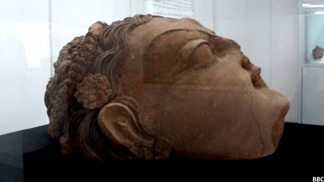  سر بزرگ مجسمه درگا، الهه بودا که از تپه سردار غزنی کشف شده، مربوط قرن ۵-۷ میلادی است.