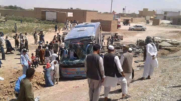 موتر مسافربری که در مسیر یکی از بزرگ‌راه‌های افغانستان به‌دلیل سرعت زیاد از جاده خارج شده بود و تلفات زیادی بر جای گذاشت / عکس: رسانه‌های اجتماعی