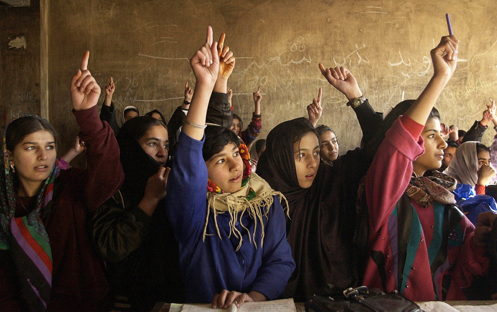 دختران دانش‌آموز افغان دست‌های شان را بلند کرده اند تا به سوال مضمون ریاضی شان جواب دهند / عکس: گیتی