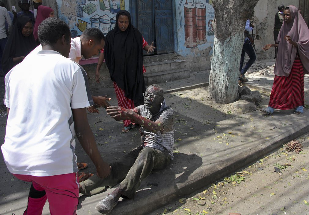 نمایی از صحنه پس از یک انفجار در ماگادیشوی سومالیا. تصویر از AP.