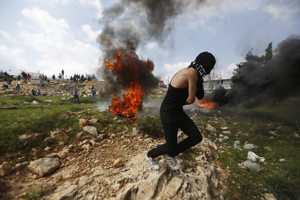 جریان تظاهرات شهروندان فلسطینی در شهر کرانه باختری اسرائیل. تصویر از AP.