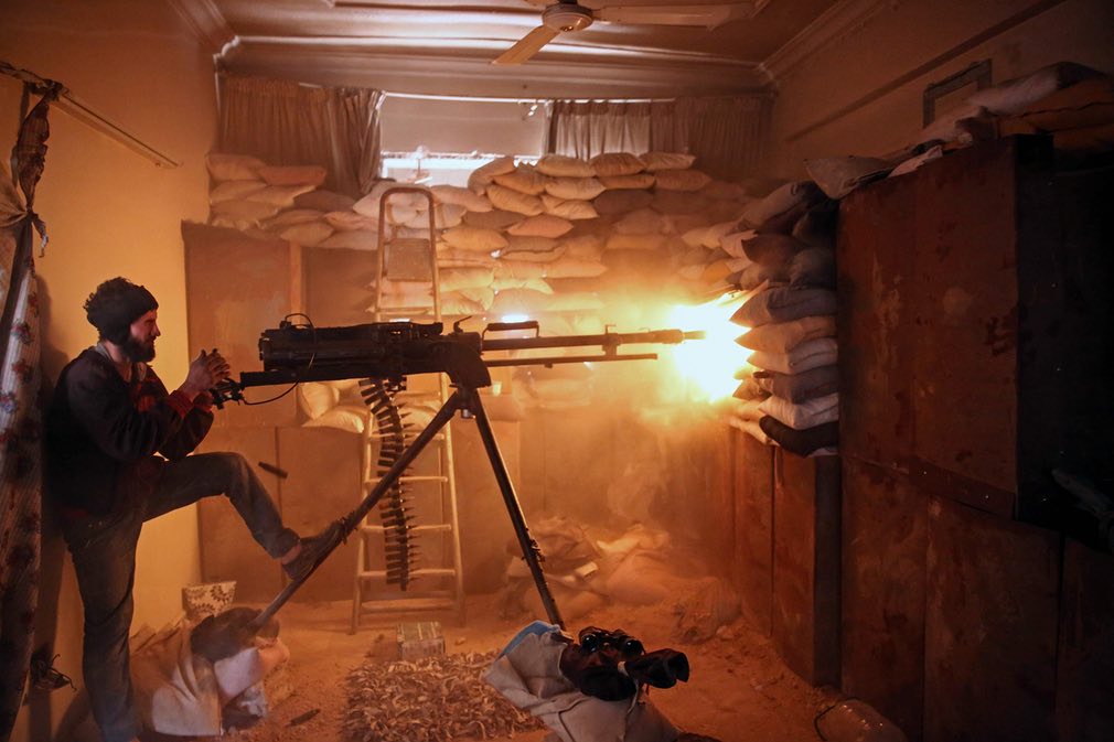یکی از سربازان نیروهای مخالف در سوریه در حال شلیک کردن در حومه‌ی شرقی پایتخت سوریه. تصویر از Getty.