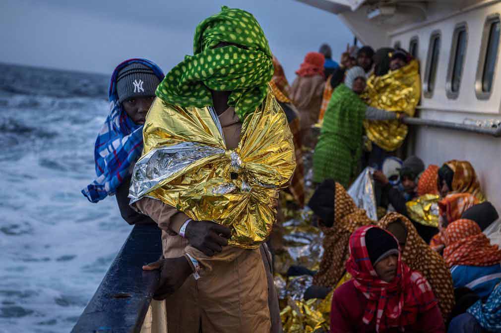 مهاجران و پناهندگان لیبی در داخل کشتی در دریای مدیترانه. تصویر از Getty