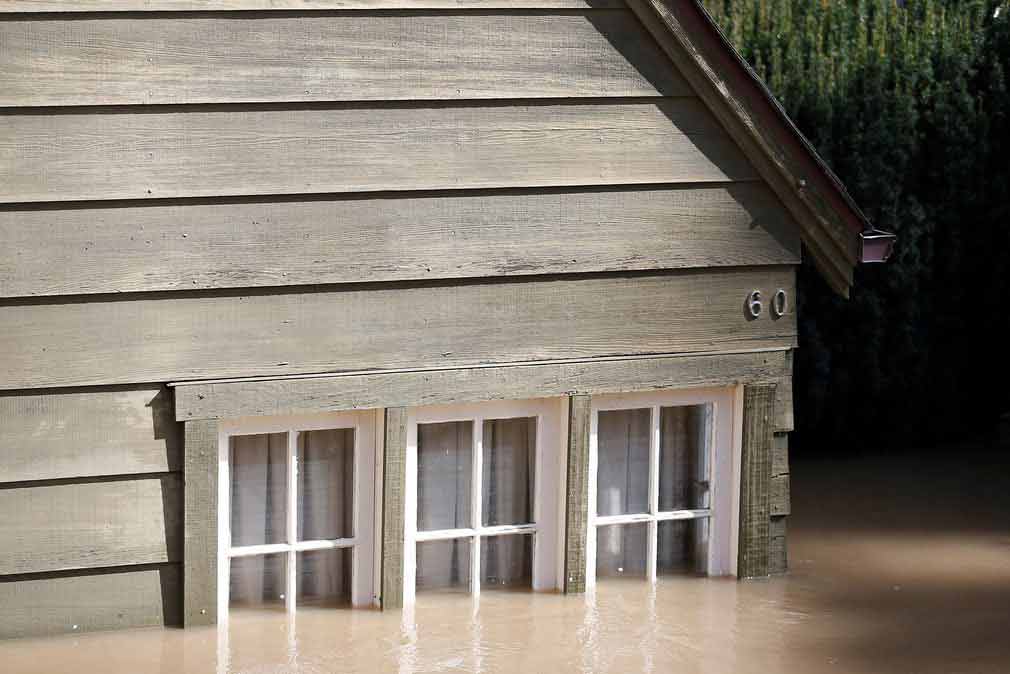 یکی از خانه های متعددی را که در سان جوس کالیفورنیا در اثر شکستن سد سیلاب برده است. تصویر از رویترز