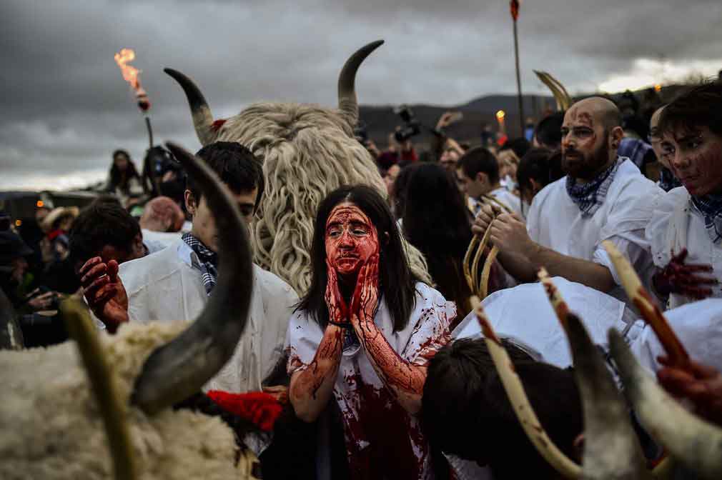 نمایی از جریان جشن در یکی از شهرهای اسپانیایی. تصویر از AP