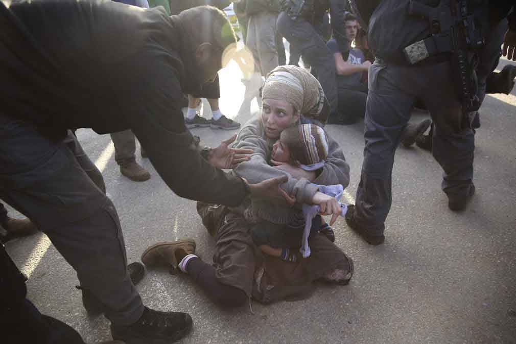 جریان اخراج مهاجران توسط پولیس اسرائیلی از کرانه باختری. تصویر از AP