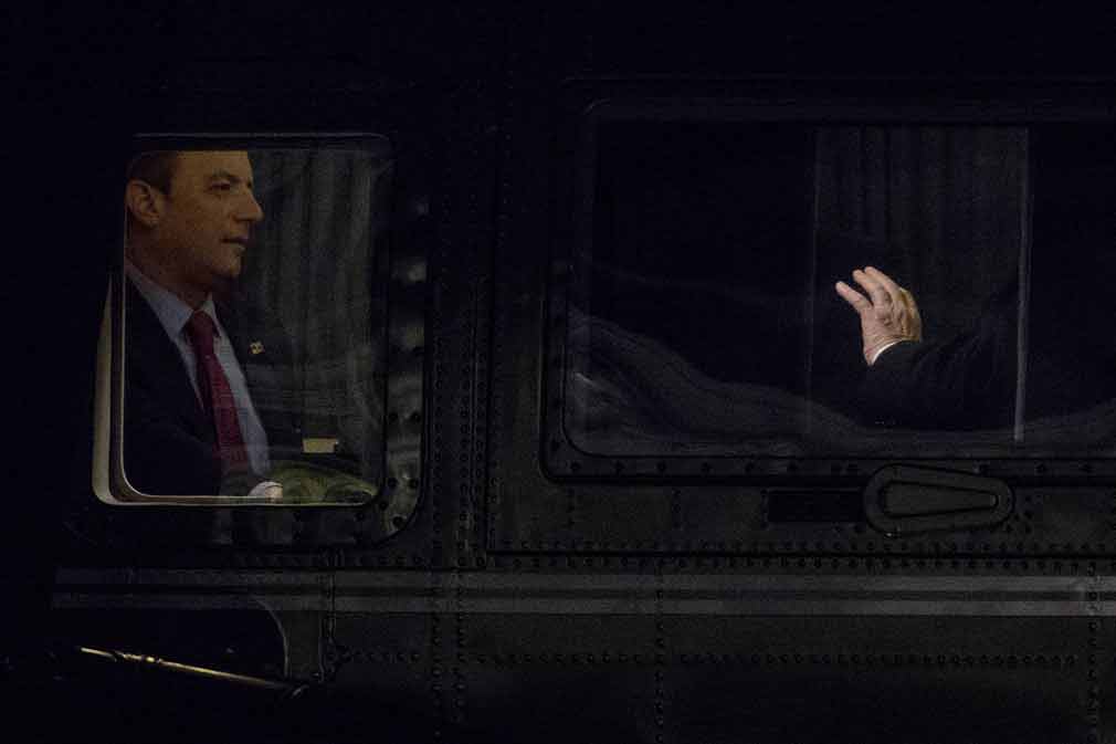 رئیس جمهور دونالد ترامپ در حال صحبت کردن با یکی از مقامات بلند پایه آن کشور در واشنگتن دی سی. تصویر از AP