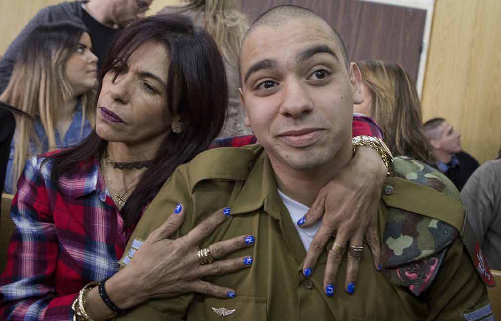 تصویر پزشک نظامی اسرائیلی که یکی از فلسطینی ها را به قتل رسانده بود، همراه مادراش. تصویر از AP