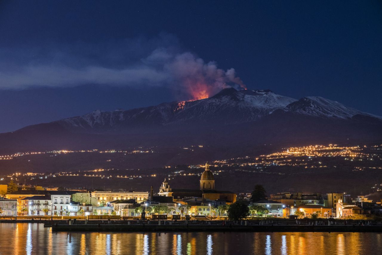 نمای از آتش‌فشان کوه اتنا. این تصویر توسط یکی از عکاسان اسوشیتت پرس دو شب قبل گرفته شده است
