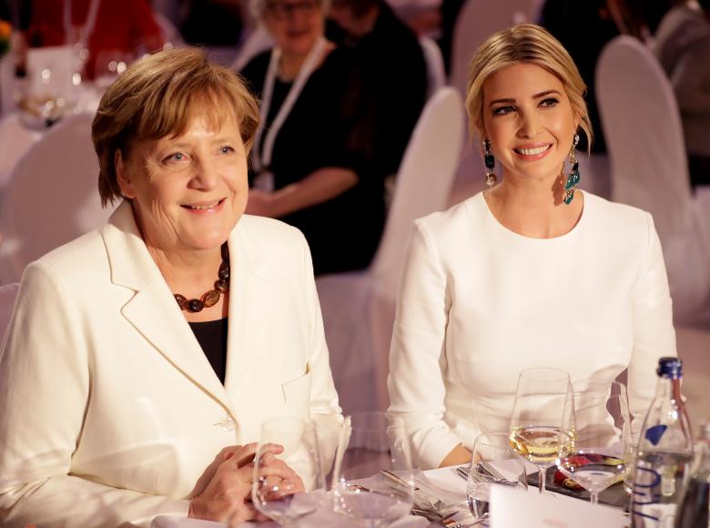 ایوانکا ترامپ و آنگلا مرکل نخست وزیر آلمان در جریان یک مهمانی در برلین. اخیراً از این دو زن به عنوان قدرت‌مندترین و تاثیرگذاری‌ترین زنان جهان یاد می‌شود. / عکس: رویترز