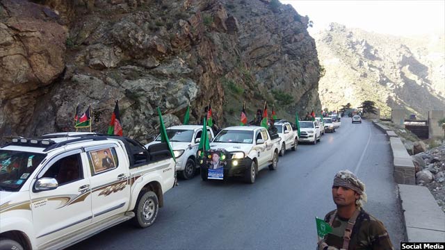 کاروان موترهای نیروهای حزب اسلامی در زمان ورود گلبدین حکمتیار به کابل 