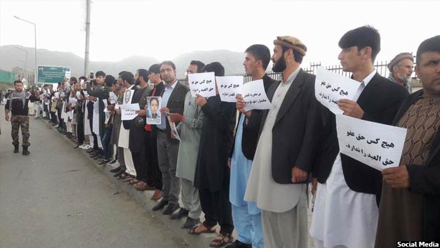 تظاهرات در مقابل محل سکونت حکمتیار در کابل