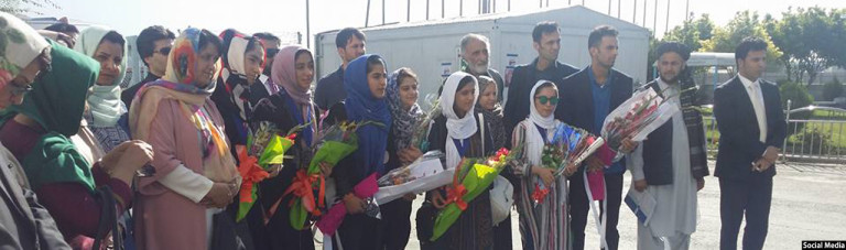 استقبال گسترده؛ بازگشت دختران روبات ساز افغان به کابل