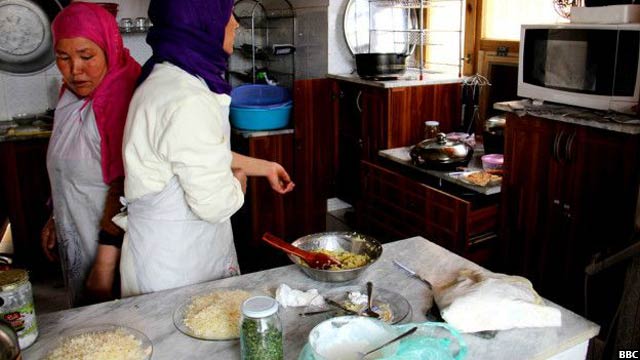 Bamyan-women-cafe6