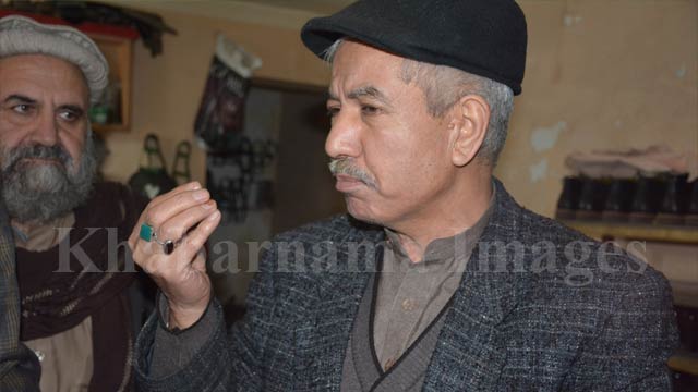 احمدضیا، مالک یکی از کارخانه‌های بوت‌دوزی در کابل 