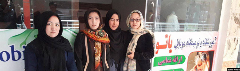 ترمیم‌گاه موبایل بانو؛ تلاش دختران برای موفقیت در محیط مردانه‌ی بازار کابل