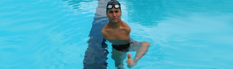 3مین مدال طلای اعجوبه شنای افغانستان؛ عباس کریمی شناگر 18ساله معلول افغانستان کیست؟
