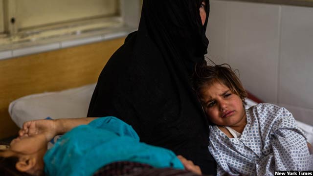مروه 4 ساله و دختر کاکایش رابعه 7 ساله ـ در تخت‌های‌شان در شفاخانه از درد به خود می‌پیچند و در تلاش اند تا شیوه راحت‌تری جهت نشستن یا خوابیدن پیدا کنند