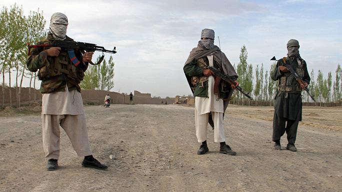 طالبان با تهدید خانواده‌هایی که عضوی از فامیل‌شان با دولت کار می‌کند، از آنان خواسته که وظیفه خود را ترک کرده و به منطقه‌شان برگردند
