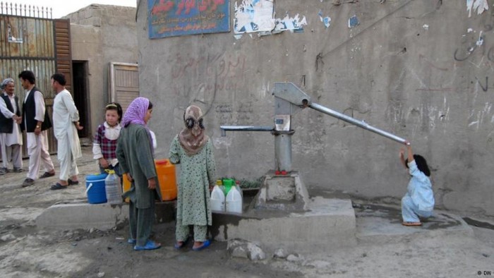 پیامدهای زیان‌بار خشک‌سالی در افغانستان تنها کشاورزی و دام‌داری را تهدید نمی‌کند، بلکه این پدیده زندگی اجتماعی در روستاها را نیز تحت تأثیر قرار داده 