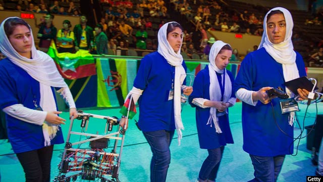 دختران ربات‌ساز هرات در غرب افغانستان، برای اولین بار در رقابت‌های بین‌المللی رباتیک به نمایندگی از کشوری شرکت کردند که زندگی شهروندان آن بیشتر با جنگ و خشونت گره خورده است و این گروه نیز برای شرکت در این رقابت با ۱۶۲ کشور دیگر با مشکل روبه‌رو شد