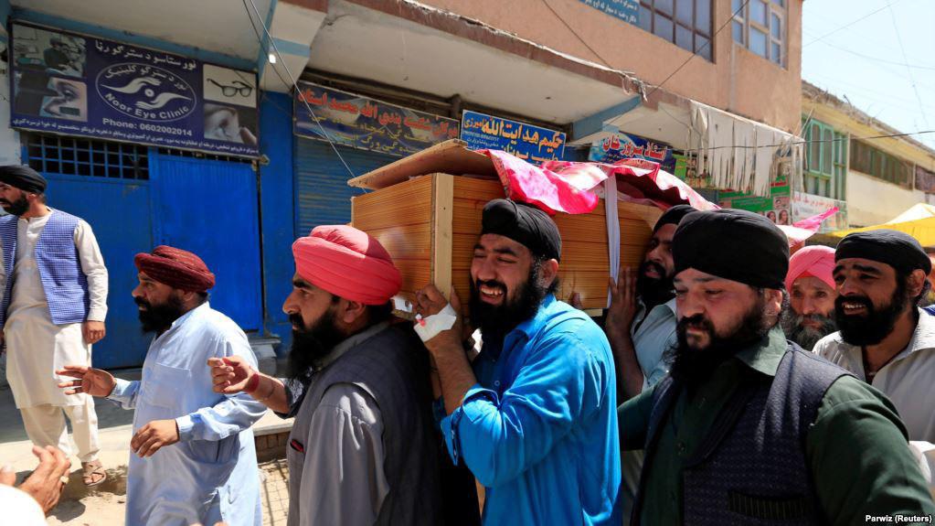 در حمله‌ی انتحاری در شهر جلال‌آباد، ۱۹ تن بر علاوه اوتار سینگ خالصه که تنها نامزد مجلس نمایندگان از این قشر جامعه افغانستان بود کشته و بیش از ۲۰ تن دیگر زخمی شدند