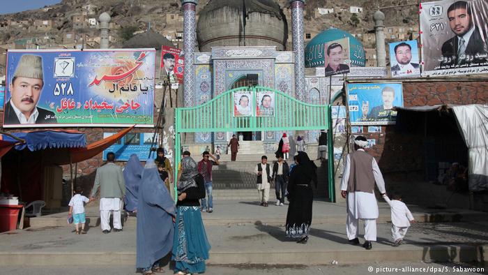کمیسیون مستقل انتخابات افغانستان از نامزدان انتخابات پارلمانی خواسته که پوسترهای تبلیغاتی‌شان را طوری نصب کنند که نمای شهر را «برهم» نزند