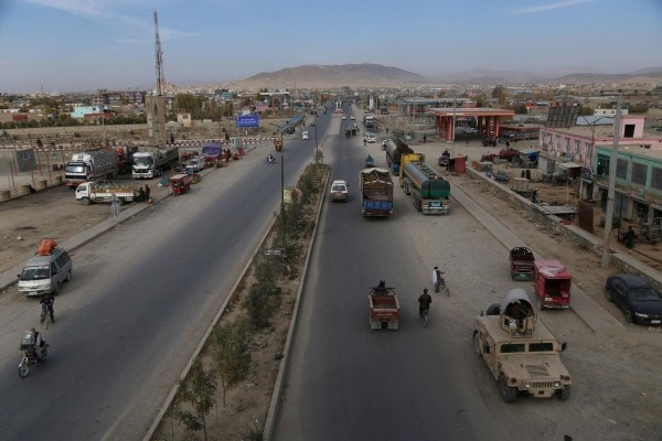  وسایط نقلیه در ماه اکتبر در بزرگراه میان غزنی و کابل حرکت می‌کنند. (زکریا هاشمی / خبرگزاری فرانسه / گتی ایمج)