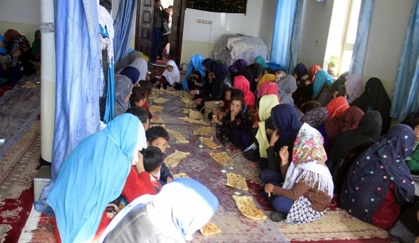 هزاره‌های ولسوالی‌های مالستان و جاغوری پس از ترک خانه‌هایشان و رسیدن به شهر غزنی در 12 نوامبر، در مسجدی پناه گرفته‌اند. (سید مصطفی / EPA-EFE / Shutterstock)