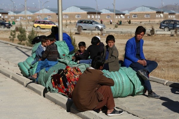  پس از فرار از ولسوالی جاغوری، به دلیل جنگ‌های دوامدار بین طالبان و نیروهای امنیتی افغان در روز 15 نوامبر، افراد بی‌جاشده در شهر غزنی استراحت می‌کنند. (زکریا هاشمی / خبرگزاری فرانسه / گتی ایمج)