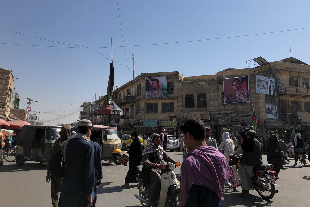 پوسترهای شهید عبدالرزاق در یکی از چهارراهی قندهار