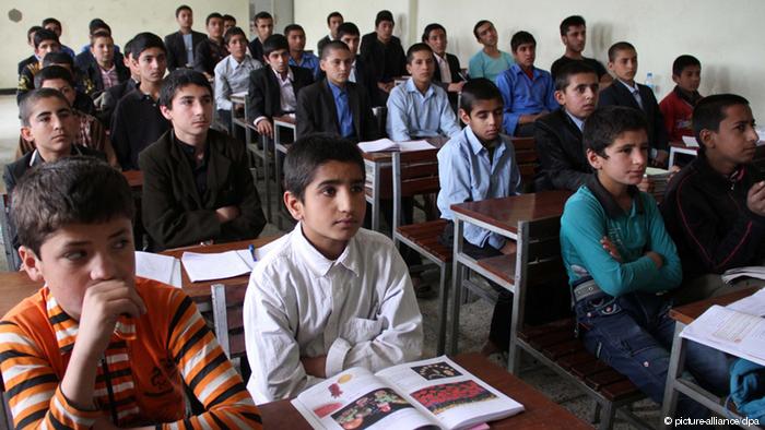 شماری از عالمان دین افغانستان تاکید دارند که حکومت نباید با مسایل علمی و آموزشی سیاسی رفتار کند
