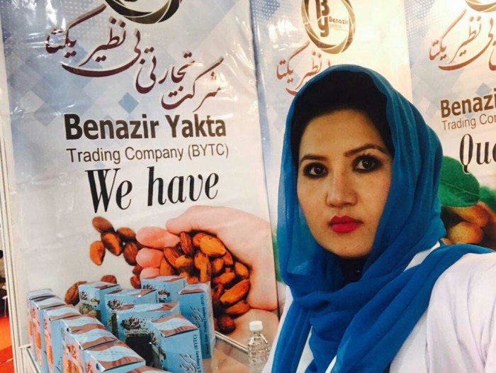 بی‌نظیر اولین زنی است که برای صادرات کالاهای تولید شده افغانستان، از دهلیز هوایی استفاده کرده است