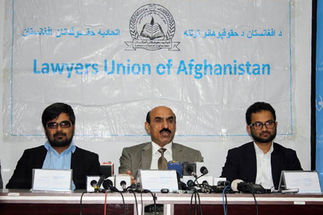 اتحادیه حقوق‌دانان افغانستان در "هفته‌ی قانون اساسی" می‌گوید که بیش‌تر ماده‌های قانون اساسی از سوی حکومت وحدت ملی و هم‌چنان کمیسیون‌های انتخاباتی نقض شده است