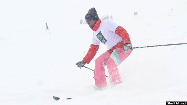 اسکی به عنوان یک ورزش، برای نخستین‌بار در ناروی شروع شد. در حقیقت، شهر «مورگدال» در این کشور به عنوان «مهد ورزش اسکی» شهرت دارد، زیرا این منطقه برای زمان‌های درازی منطقه بسیار برف‌گیری بوده است