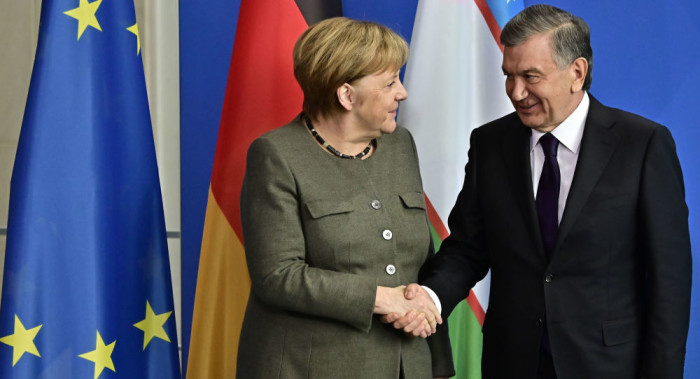 شوکت میرضیایف، ریيس‌جمهور ازبکستان روز دوشنبه در دیدار با آنگلا مرکل، نخست‌وزیر آلمان در برلین بر اهمیت صلح در کشور همسایه‌اش افغانستان تأکید کرد