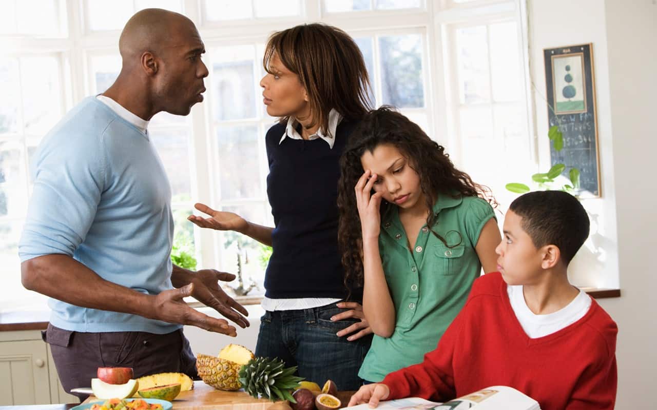 والدین برای تربیت هرچه بهتر فرزندان به هم‌دیگر احترام بگذارند و در حضور فرزندان با هم مشاجره و بحث نکنند