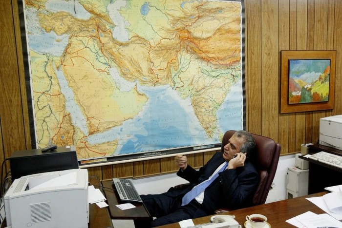سال 2004، آقای خلیلزاد به عنوان سفیر ایالات متحده آمریکا به افغانستان در سفارت آمریکا در کابل