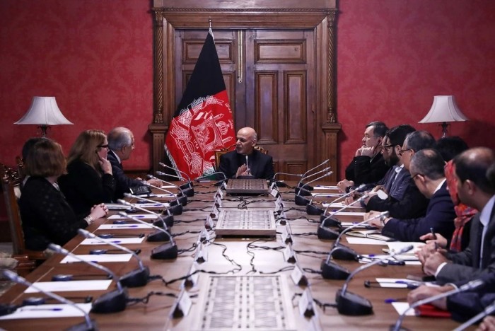 آقای غنی، وسط، ماه گذشته در کابل به همراه آقای خلیلزاد، سوم از سمت چپ. آقای غنی می‌ترسد از حرکت سریع آمریکایی ها برای رسیدن به صلح با طالبان 