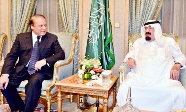 نواز شریف در یک ملاقات با شاه فقید سعودی عبدالله ابن عبدالعزیز ال سعود / عکس: APP/File