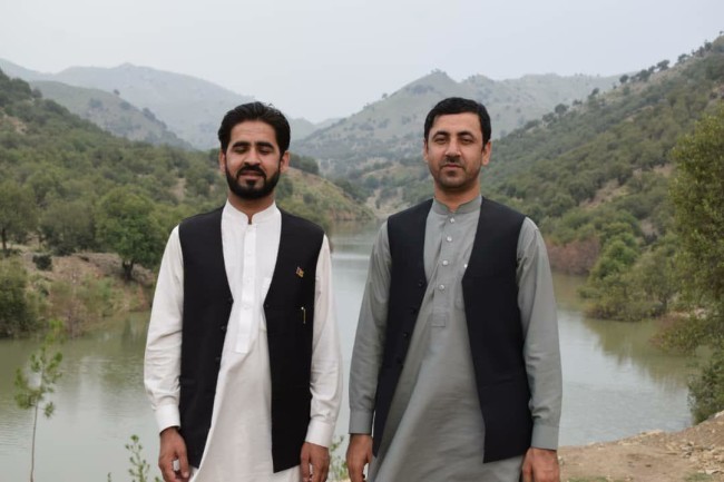 مطیع‌الله ویسا و عطاالله، پسران حاجی محمد خان، زمانی ‌که در کابل درس می‌خواندند، یک جلسه‌ی دانشجویی ترتیب دادند که راهی برای بازکردن دروازه‌های مکاتب منطقه‌‌شان در ولایت قندهار جستجو کنند.