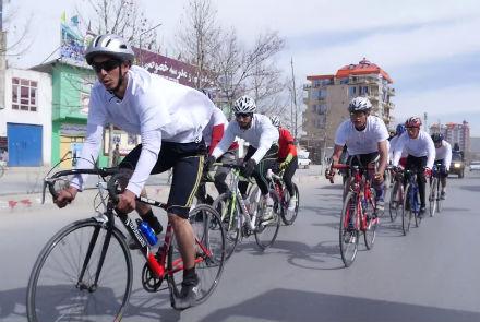  گروه ده نفره دوچرخه سوار از ولایت هرات، مسیر راه لاجورد را به منظور رساندن پیام صلح به کشورهای عضو این مسیر، رکاب زده است