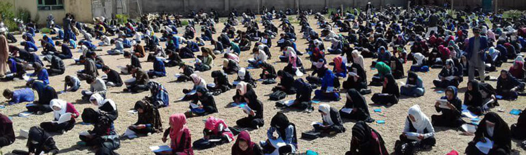 روایت تصویری؛ مسابقه کتاب خوانی با شرکت 2500 تن در بامیان برگزار شد