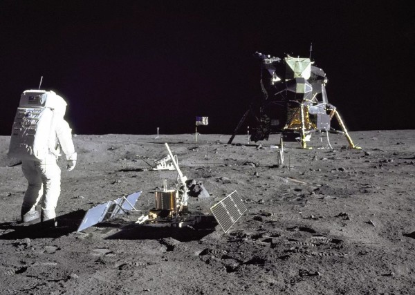پنجاه سال پیش، در چنین روزی (20 جولای 1969) یک شهروند آمریکا به عنوان اولین انسان بر سطح ماه پای گذاشت