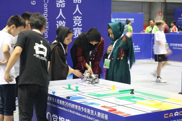 تیم رباتیک دختران توحید اولین تجربه مسابقات بین المللی خود را تابستان سال گذشته در ازبکستان بین 5 کشور و 60 تیم سپری کرده و با مقام سوم به کشور بازگشته ‌بودند