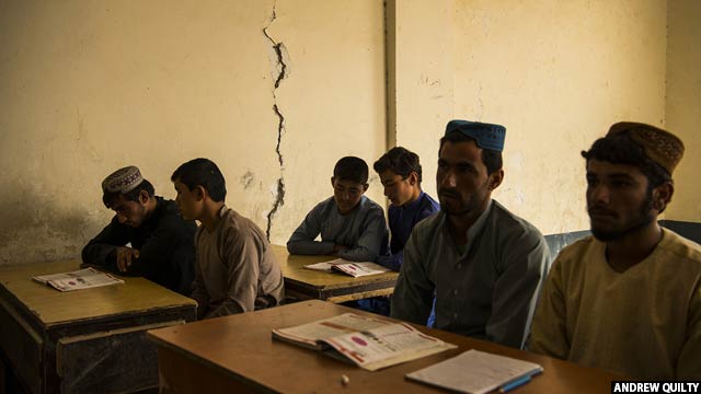شاگردان صنف نه در حال خواندن انگلیسی در مکتب سید آباد در نوامبر 2018