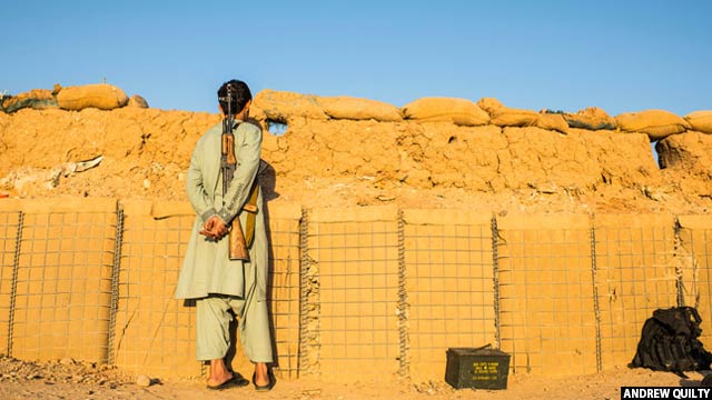 یک عضو نیروی مرزی افغان در یک ایست بازرسی در صبح گاهی در ولایت هلمند، 24 ماه جون