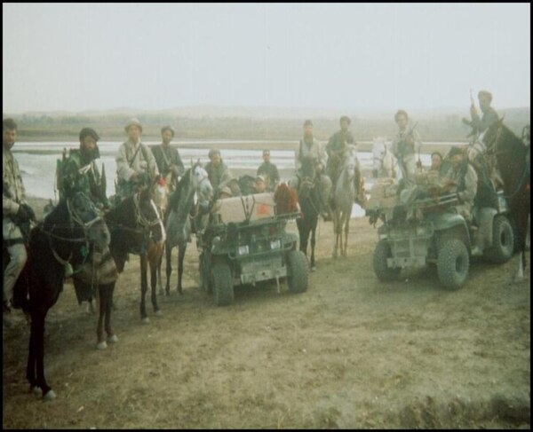 کاپیتان ناتش رهبری گروه پنجم عملیاتی الفا 595 را به عهده داشت. این تیم سوار بر اسب ها در حالی با متحدین شبه نظامی کار میکردند، که افغانستان را از دست طالبان در سال 2001 نجات دهند. / عکس: Mark Nutsch